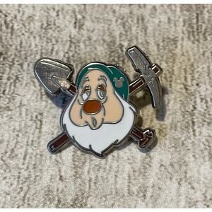 Disney Pin  -  Seven Dwarfs Hidden Mickey - Sleepy - Snow White - Axe and Shovel